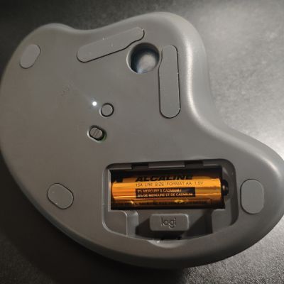 M575SPGRの電池カバー内にあるLogi Bolt収納スペース