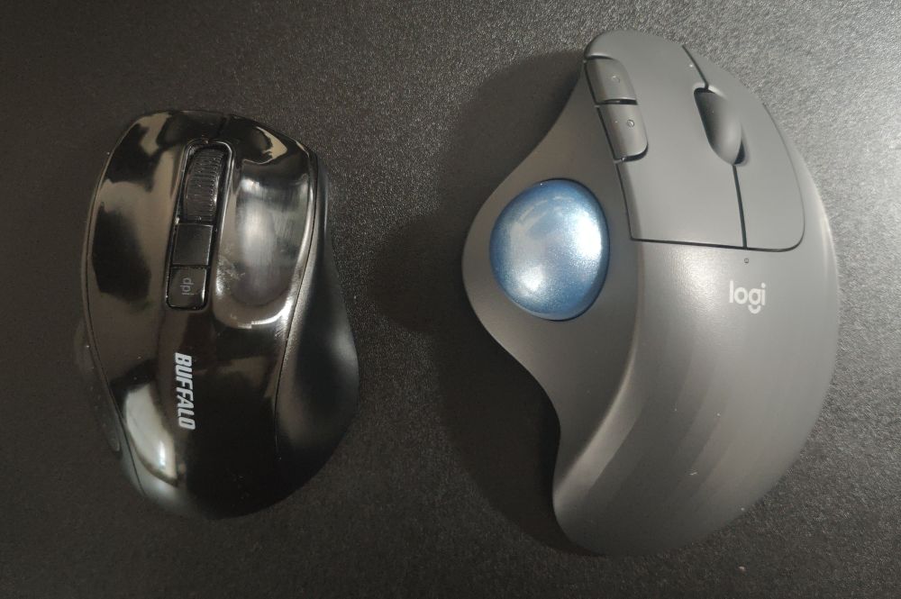 バッファロー BSMBB305BKとロジクール M575SPGRの比較写真