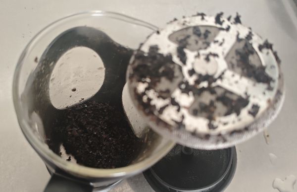 ボダム ケニヤの底に残った出がらしのコーヒー粉