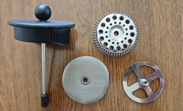 3つのパーツに分解されたボダム ケニヤの金属フィルター