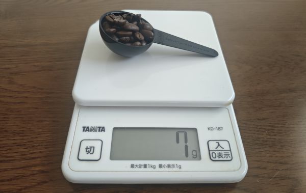ボダム付属のコーヒーメジャーですりきり一杯(7g)のコーヒー豆を量る様子