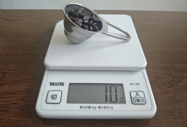 ハリオのコーヒーメジャーM-12SVで10gのコーヒー豆を量っている様子
