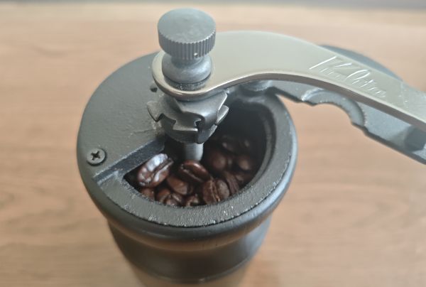 カリタの手動ミル(KH-10BK)に10gのコーヒー豆を入れた様子