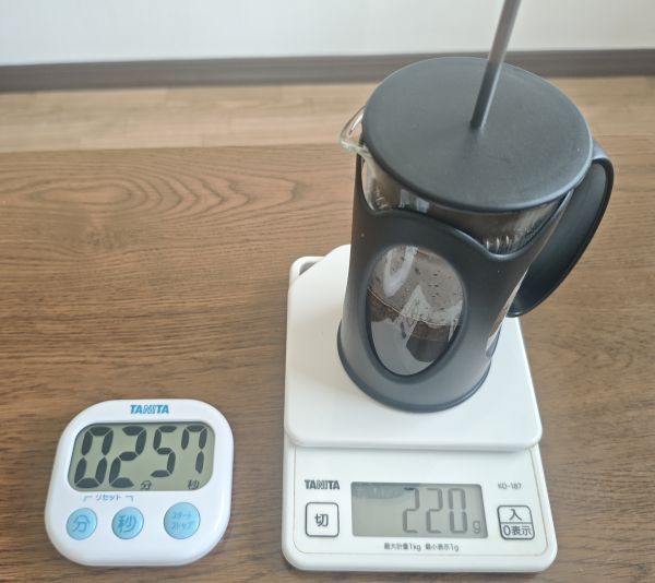 キッチンスケールに乗せたボダム ケニヤにお湯を注ぎ、タイマーで4分間抽出している様子