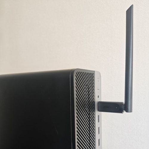 UGREEN AX900の外観とUSBポート接続時のイメージ