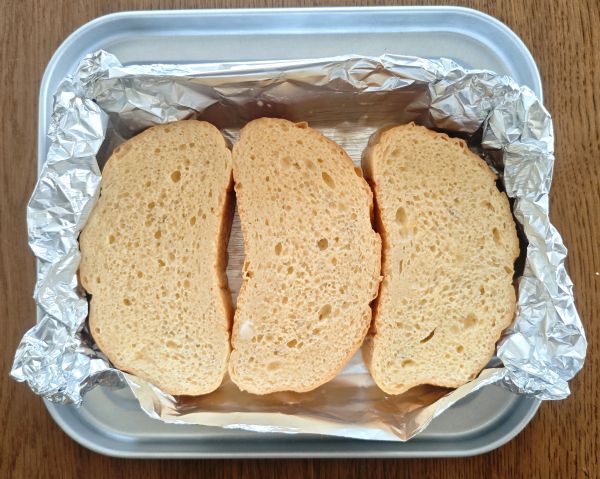 アパレイユをたっぷり吸い込んだ焼く前のフランスパン