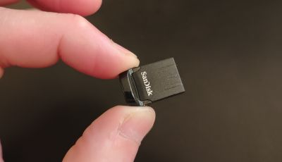 指でつまむ部分が少なく抜き差しのしにくさを示すSanDisk Ultra Fit 32GBのサイズ感